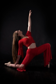 Tänzerin im roten gewand; dancer in red dress