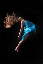 Tänzerin im sprung in blauem Kleid; dancer jumping in blue dress