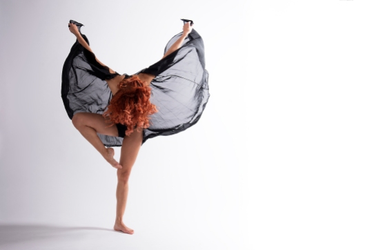 Tänzerin mit schwarzen Tuch in Bewegung; dancer in movement with black cloth